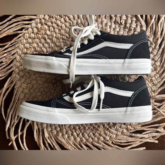 New Vans Kids Black and White Sneakers boys size 5.5 - Picture 2 of 8